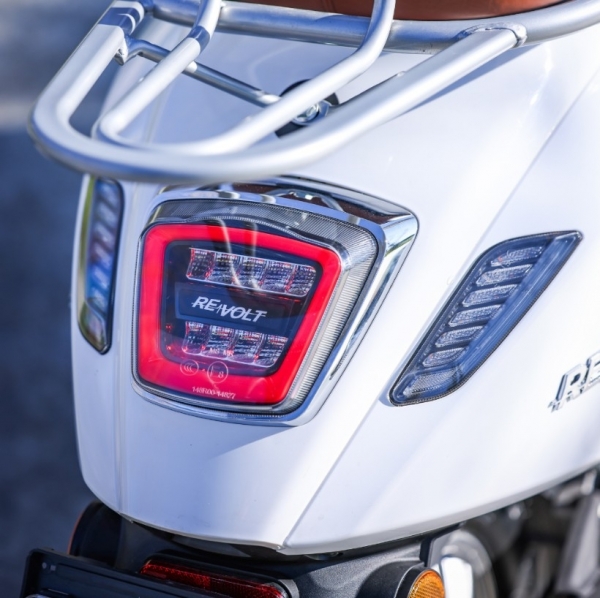 Revolt RS4 Scooter