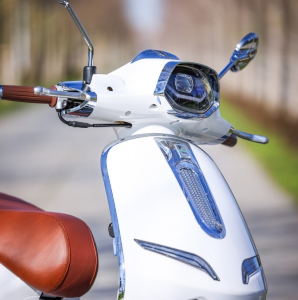 Revolt RS4 Scooter