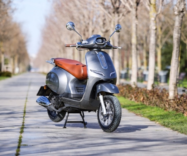 Revolt RS6 Scooter