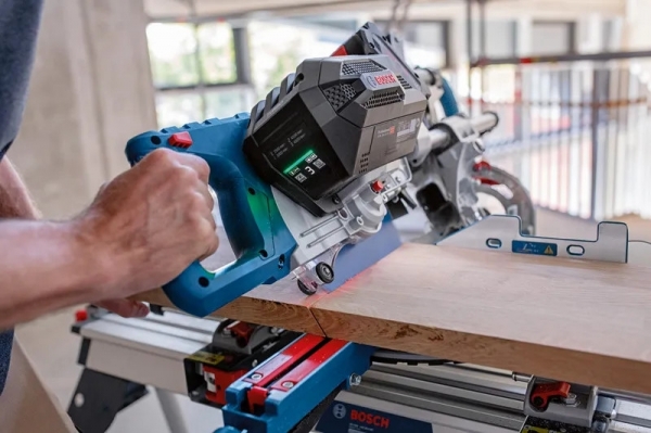 Bosch GCM 18V 216 DC Professional Solo Gönye Testere