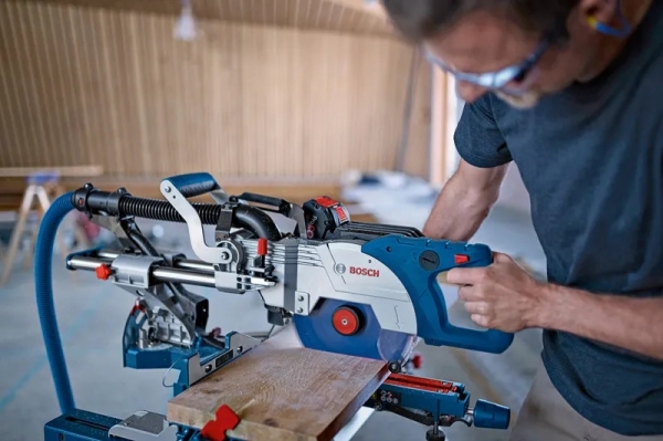 Bosch GCM 18V 216 DC Professional Solo Gönye Testere