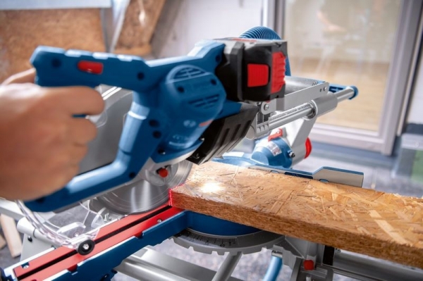 Bosch GCM 18V 216 D Professional Solo Gönye Testere
