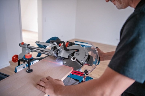 Bosch GCM 18V 216 D Professional Solo Gönye Testere