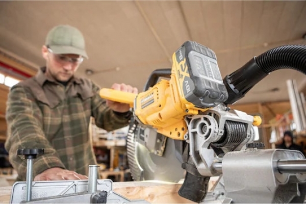 Dewalt DCS782N-XJ Solo Gönye Testere