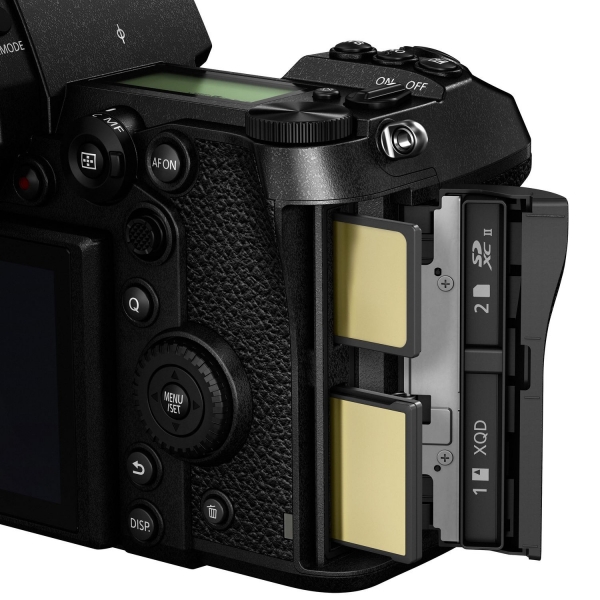 Panasonic LUMIX S1M Aynasız Fotoğraf Makinesi