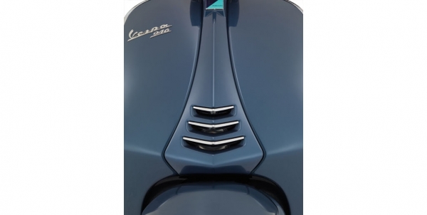 Vespa 946 Scooter
