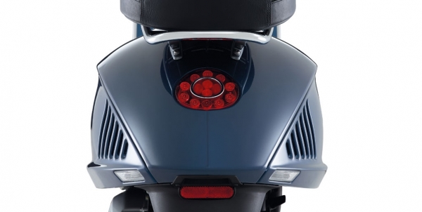 Vespa 946 Scooter