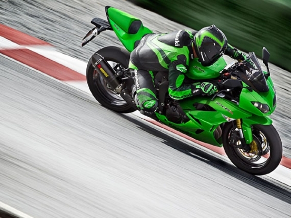 Kawasaki ZX6R Racing