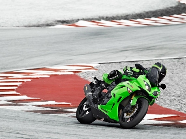 Kawasaki ZX6R Racing