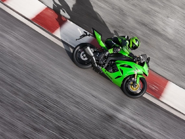 Kawasaki ZX6R Racing