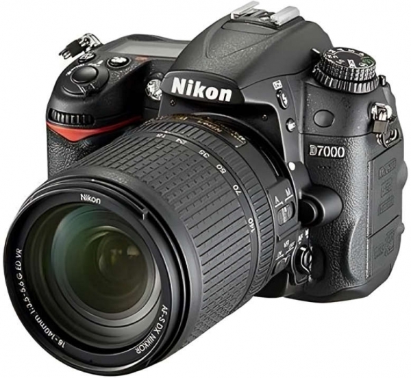 Nikon D7000 18-140mm DSLR Fotoğraf Makinesi (18-140 mm)