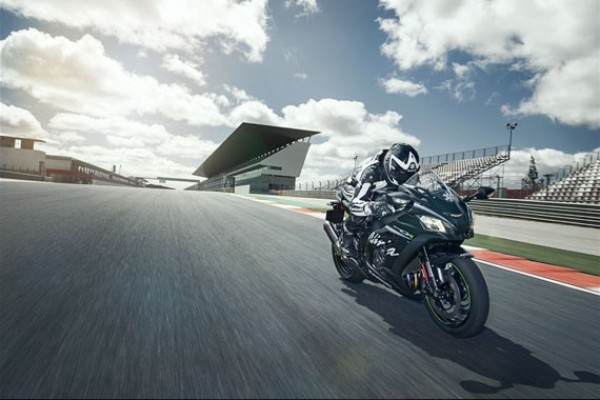 Kawasaki Ninja ZX-10R Winter Test Edition Racing
