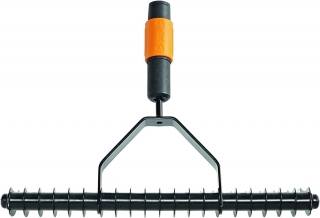 Fiskars 135513 QuikFit Çim ve Toprak Havalandırma Tırmığı