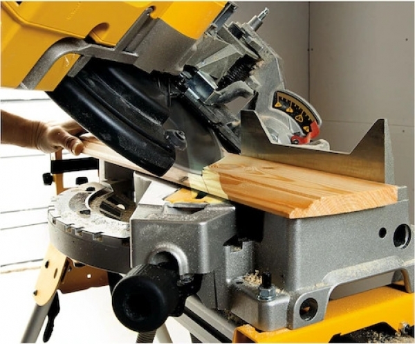 Dewalt D27113-QS Gönye Testere