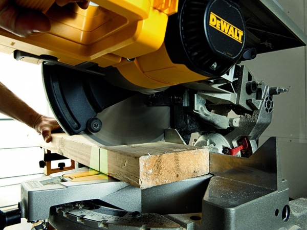 Dewalt D27113-QS Gönye Testere