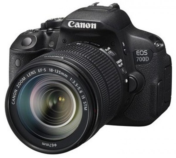 Canon EOS 700D 18-135mm DSLR Fotoğraf Makinesi (18-135 mm)