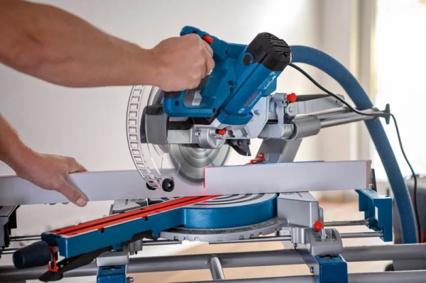Bosch GCM 305-216 D Professional Gönye Testere